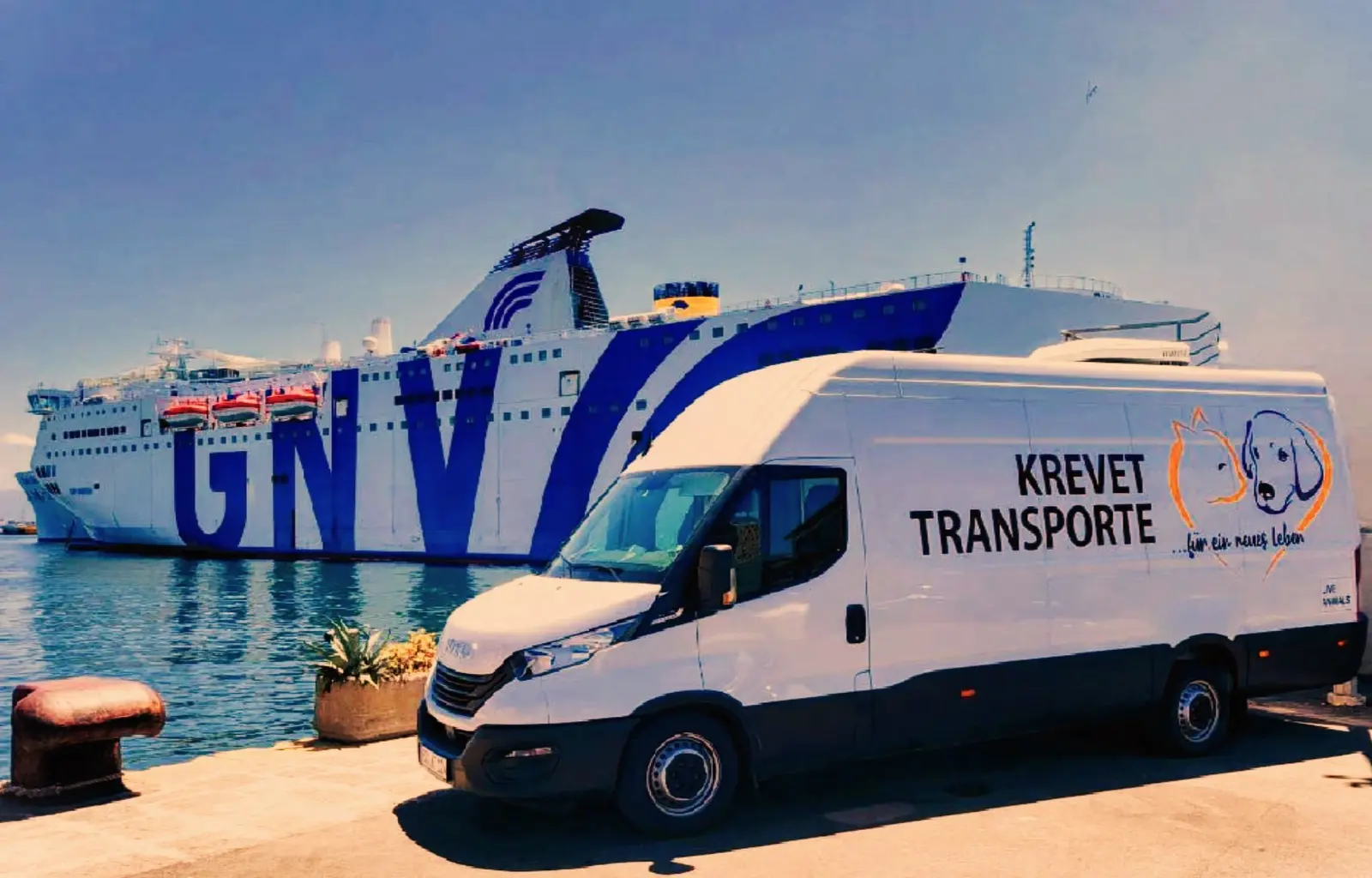 Transportfahrzeug von Krevet Transporte am Fährhafen